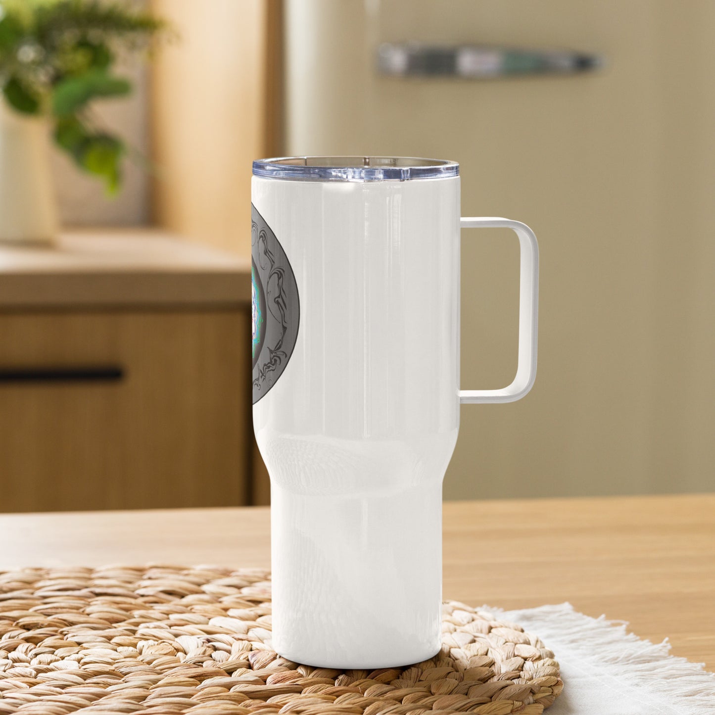 Travel mug with a handle